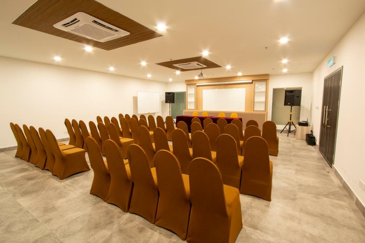 Az Hotel & Serviced Apartments Labuan Eksteriør billede